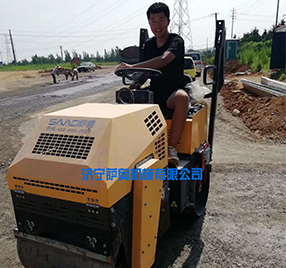 座駕振動(dòng)壓路機(jī)，路面壓